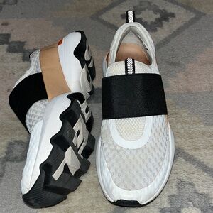 WOMEN'S KINETIC IMPACT STRAP SNEAKER